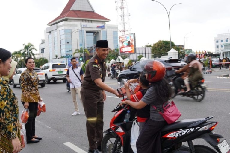 Aksi Ramadan Kejari Batam Bagikan 400 Paket Takjil ke Pengendara