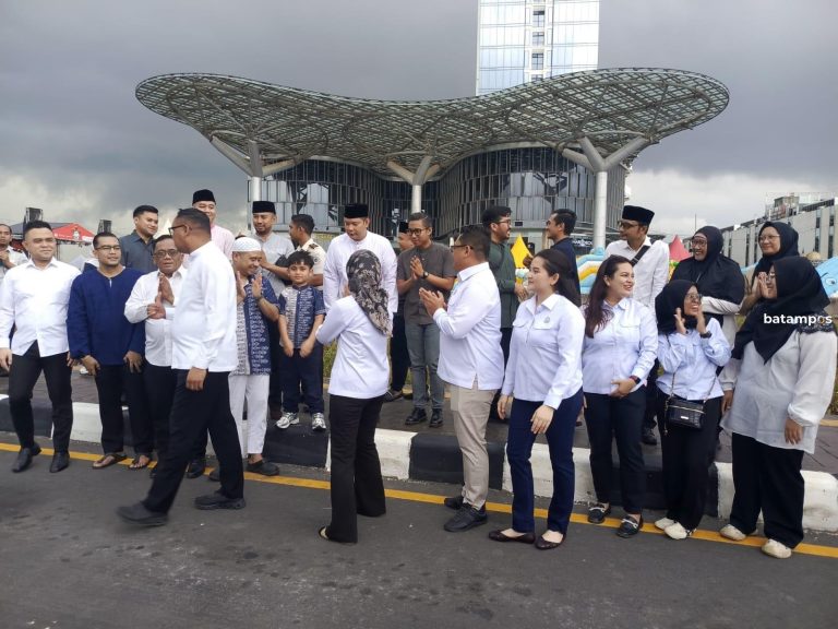 Sambut Waktu Berbuka, Imigrasi Batam dan MPI Kepri Tebar Takjil di Simpang Frengki