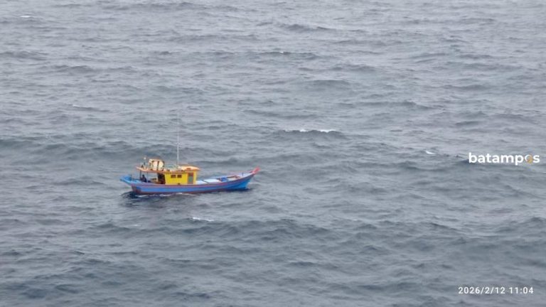 KM Putra Daerah Rusak Mesin, Tiga Nelayan Dievakuasi dari Offshore Kakap