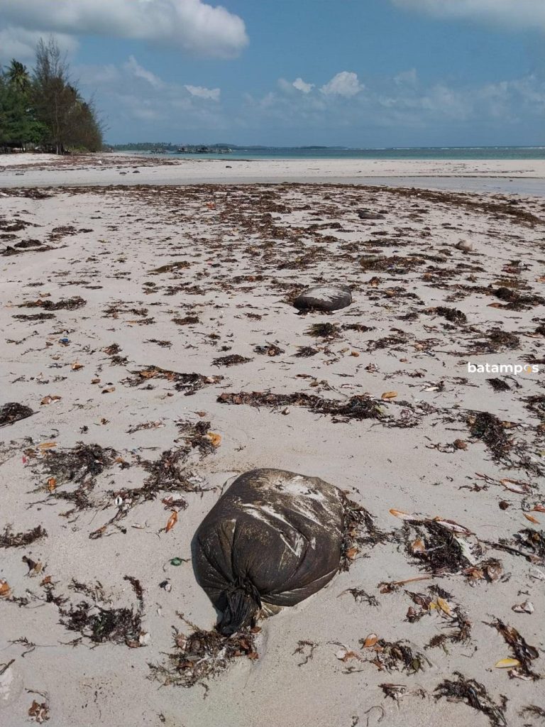 Karung Berisi Minyak Hitam Terdampar di Pantai Trikora 4 Bintan