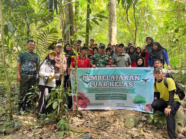 Belajar Tak Sekadar Teori, Pelajar SMAN 1 Palmatak Amati Raflesia Hasselti di Alam