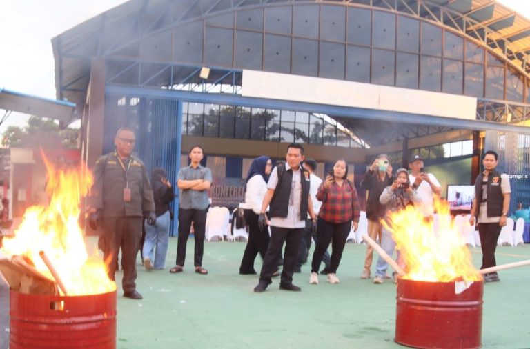 80 Ton Daging Ilegal Dimusnahkan, Dua Tersangka Penyelundupan Ditahan