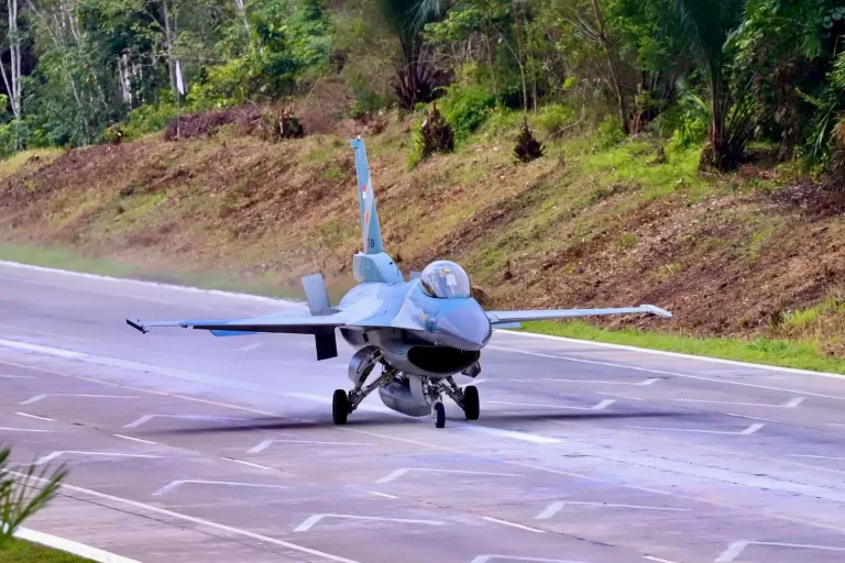 Pesawat Tempur F-16 TNI AU Mendarat di Jalan Tol Lampung