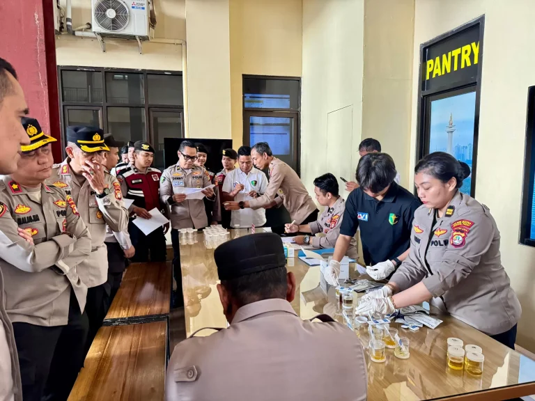 DPR Ingatkan Polri Serius Lakukan Tes Urine Seluruh Jajaran Kepolisian