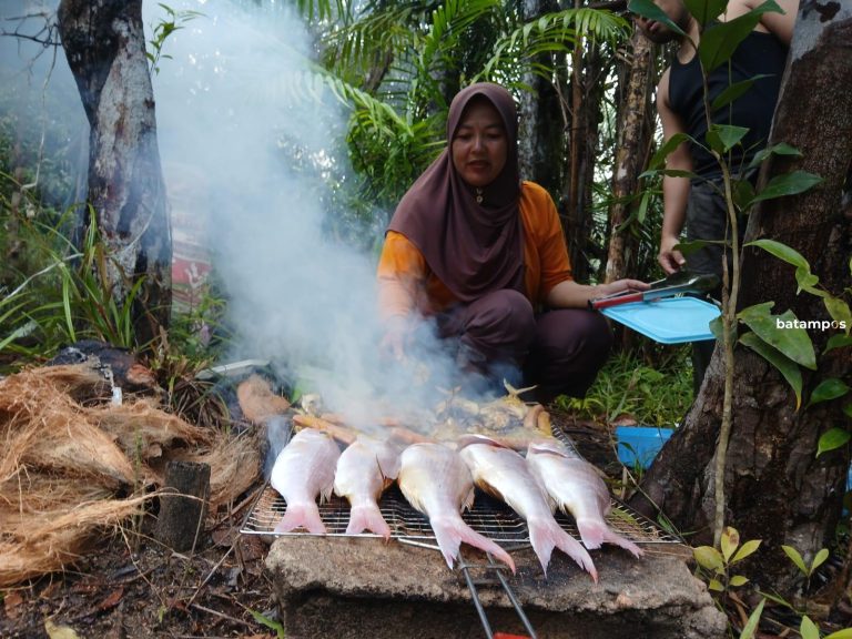 Tradisi Unik Anambas: Berendam dan Bakar Ikan Jelang Ramadan di Air Terjun Temburun