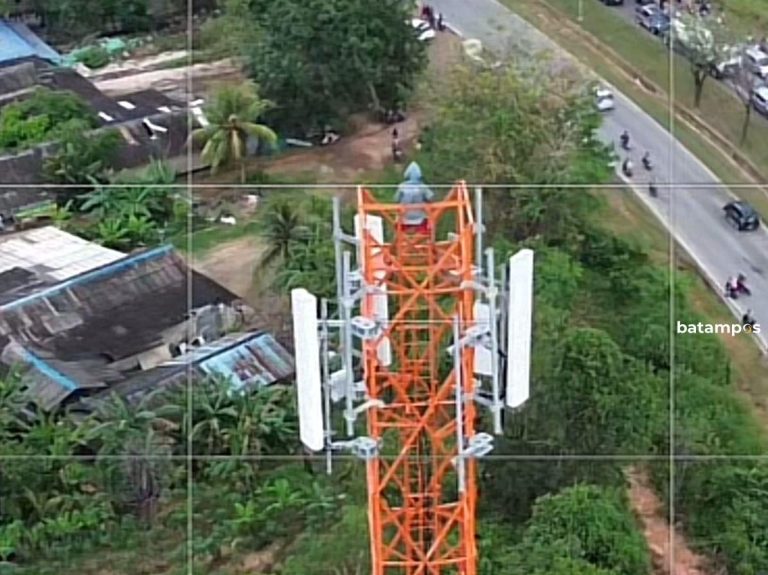 Diteriaki Maling, Pemulung Panjat Tower BTS di Tembesi