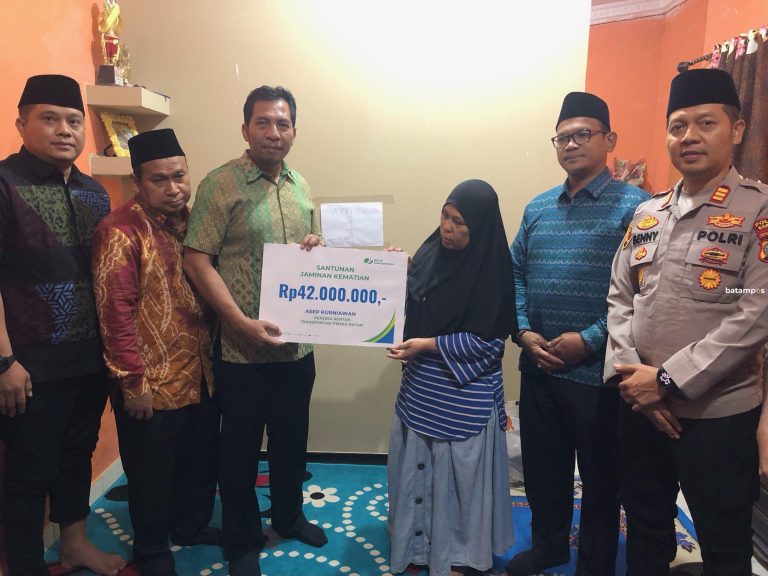 Pemko Batam Serahkan Santunan Rp42 Juta kepada Keluarga Driver Ojol yang Meninggal di Atas Sepeda Motornya