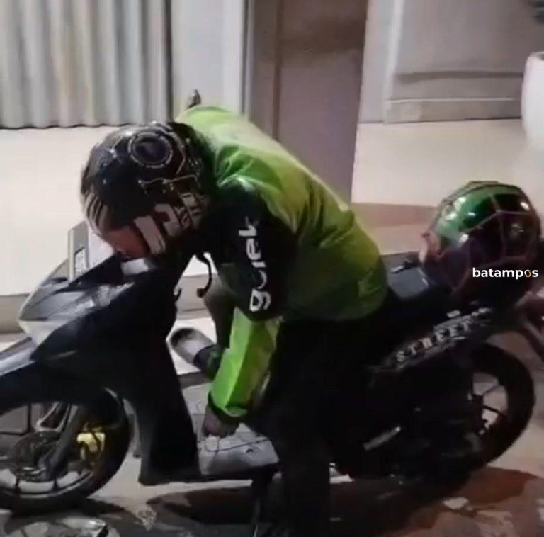 Sempat Dikira Istirahat, Ternyata Driver Gojek Meninggal di Atas Sepeda Motornya