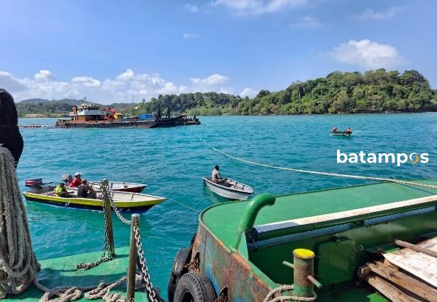 KSOP dan Pertamina Pasang Oil Boom Cegah Pencemaran pasca Kandasnya Kapal LCT Mutiara Garlib Samudera