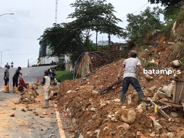 Diguyur Hujan Seharian, Simpang Bengkong Baru Kembali Longsor