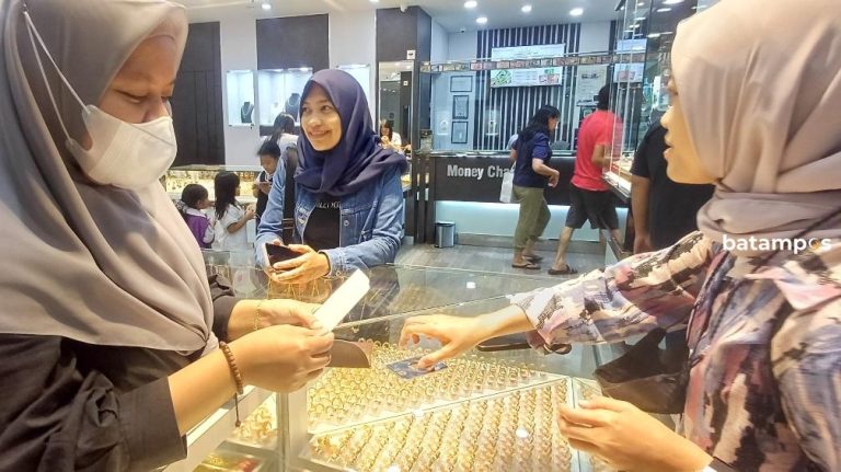 Harga Emas Terjun Bebas, Pembeli Kebanyakan Menunggu Harga Stabil