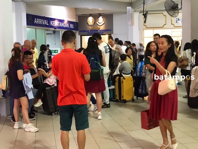 Imlek, Wisatawan Asing Padati Pusat Perbelanjaan di Batam Center