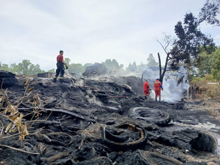 Polisi Periksa Tiga Saksi Terkait Kebakaran Gudang Ban Bekas di Batuaji