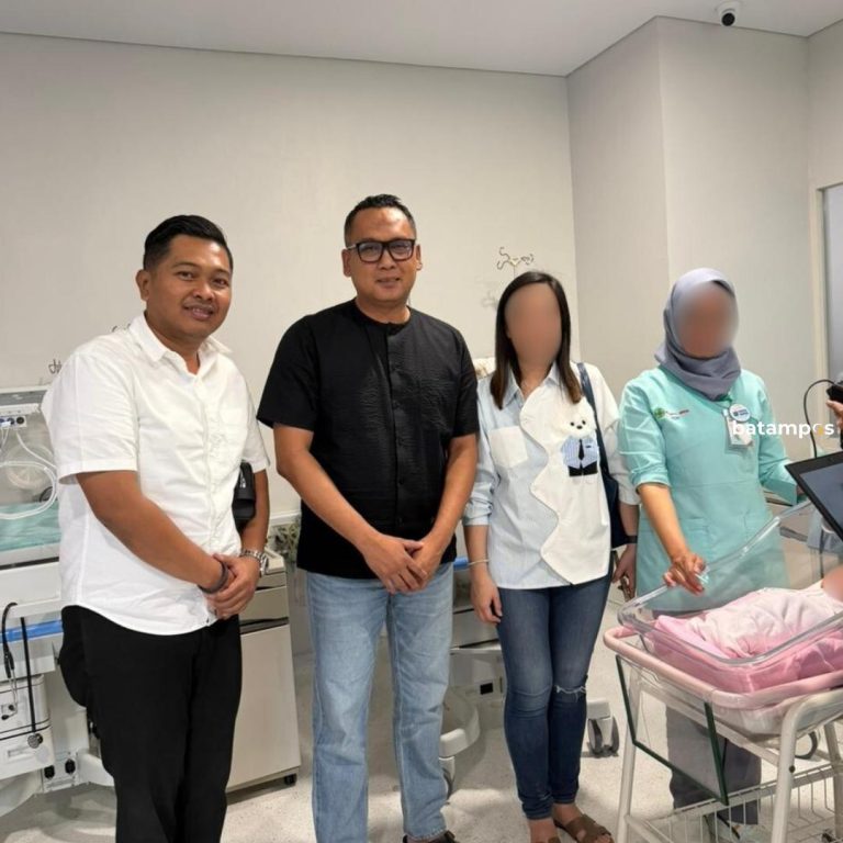Seorang Balita Butuh Berobat ke Luar Negeri, Imigrasi Batam Terbitkan Paspor di RS Awal Bros
