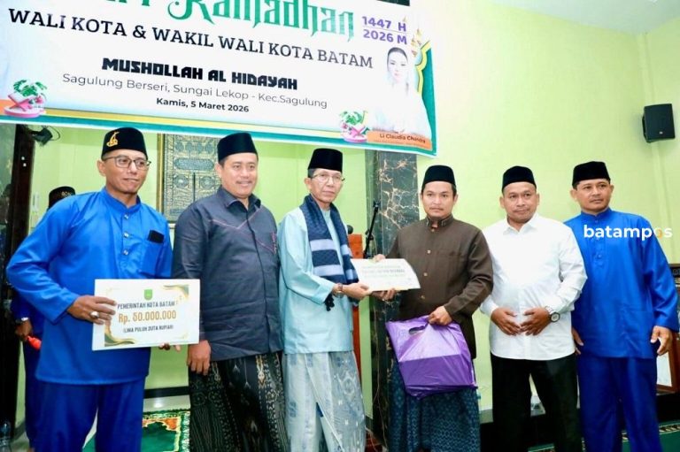 Tarawih Bersama Warga Sagulung, Amsakar Serahkan Bantuan Rp50 Juta untuk Musala Al Hidayah