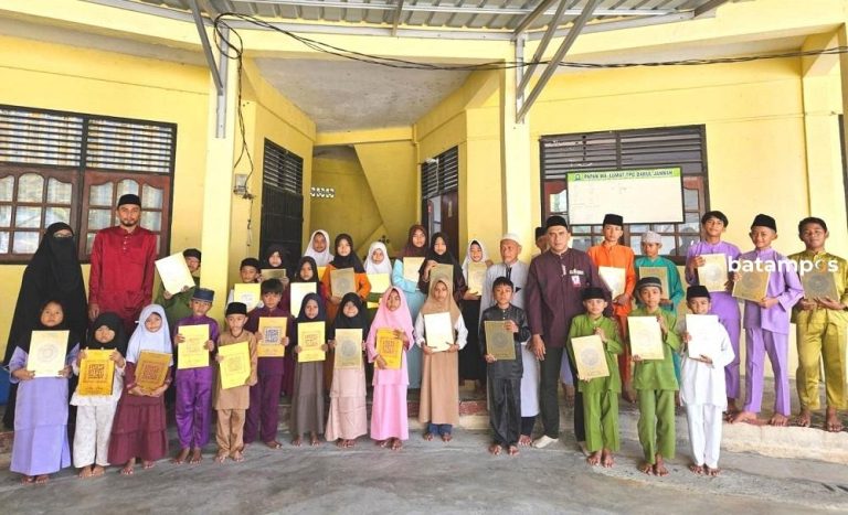 BRK Syariah Karimun Salurkan Sembako dan Mushaf Al-Qur’an