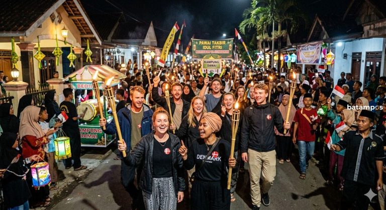 Wisatawan dari Denmark Ikut Pawai Takbir di Anambas