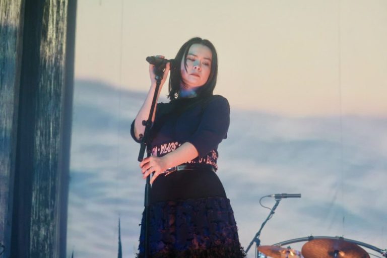 Album Nothing’s About to Happen to Me Tampilkan Sisi Gelap Emosional Mitski