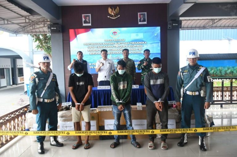 TNI AL Tangkap Kapal Pompong Muat 4.566 Pasang Sepatu Bekas dan Rokok Ilegal di Perairan Karimun