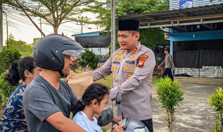 Bagikan Takjil di Toapaya, Kapolres Bintan Ingatkan Warga Utamakan Keselamatan Berkendara