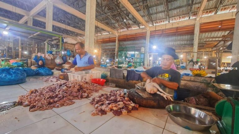Jelang Lebaran, Harga Ayam Potong di Pasar Baru Tanjunguban Stabil Rp43 Ribu per Kg
