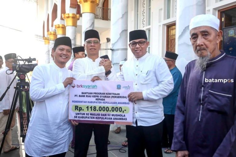 BRK Syariah Salurkan Bantuan Operasional untuk 144 Rumah Ibadah di Anambas saat Ramadan