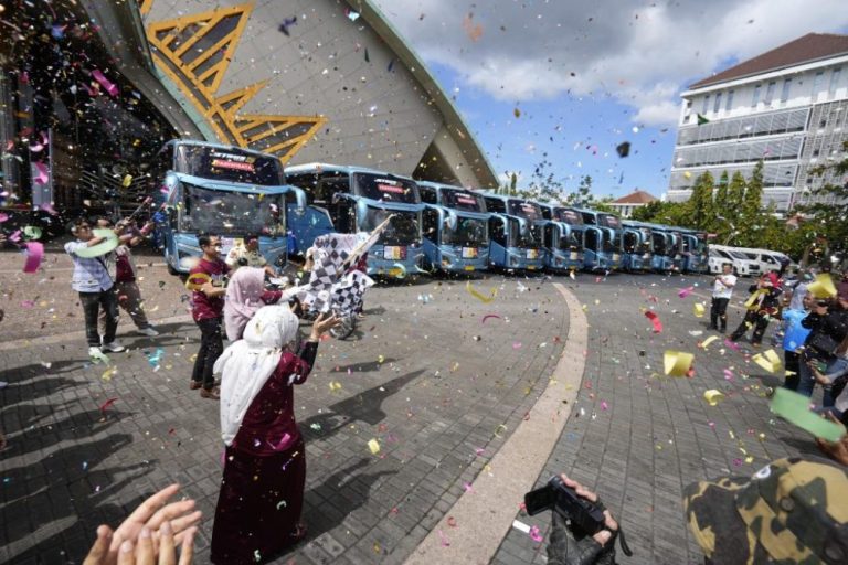 UMY Berangkatkan 335 Mahasiswa Mudik Gratis ke Jawa hingga Sumatera