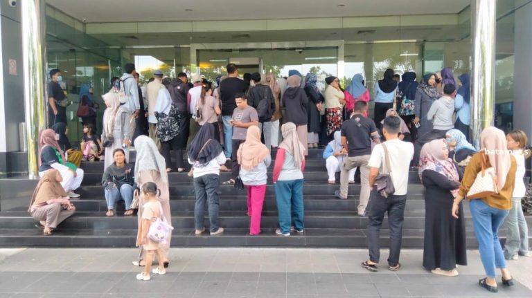 Demi Uang Baru Lebaran, Warga Tanjungpinang Rela Antre dari Subuh di Bank