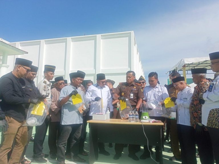 Kejari Lingga Musnahkan Barang Bukti Sabu dan Handphone dari 9 Perkara Pidana