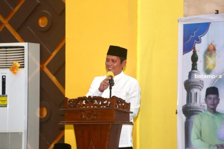 Wabup Anambas “Semprot” ASN Ngopi dan Merokok di Luar Masjid Saat Peringatan Nuzulul Quran
