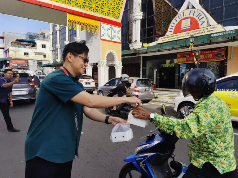 BPR DMS Tanjungpinang Bagikan 400 Paket Takjil Gratis di Jalan Merdeka