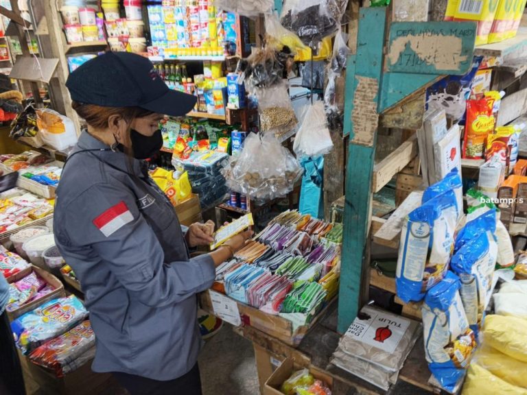 Dinkes Anambas Temukan 25 Produk Pangan Kedaluwarsa Masih Dijual di Pasar Tarempa