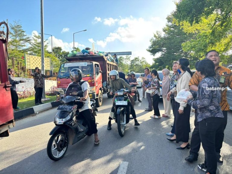 PN Tanjungpinang Turun ke Jalan Bagikan Takjil Sambil Kampanye Antikorupsi