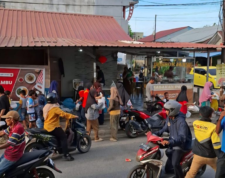 Antrean Buka Puasa Gratis di Batam, Program Warteg Alfamart Bantu UMKM dan Warga