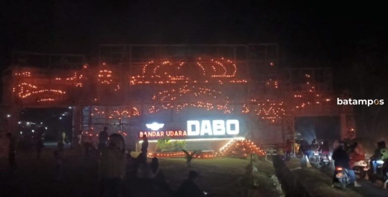 Gerbang Lampu Colok Bandara Dabo Singkep Jadi Ikon Dadakan Malam Tujuh Likur