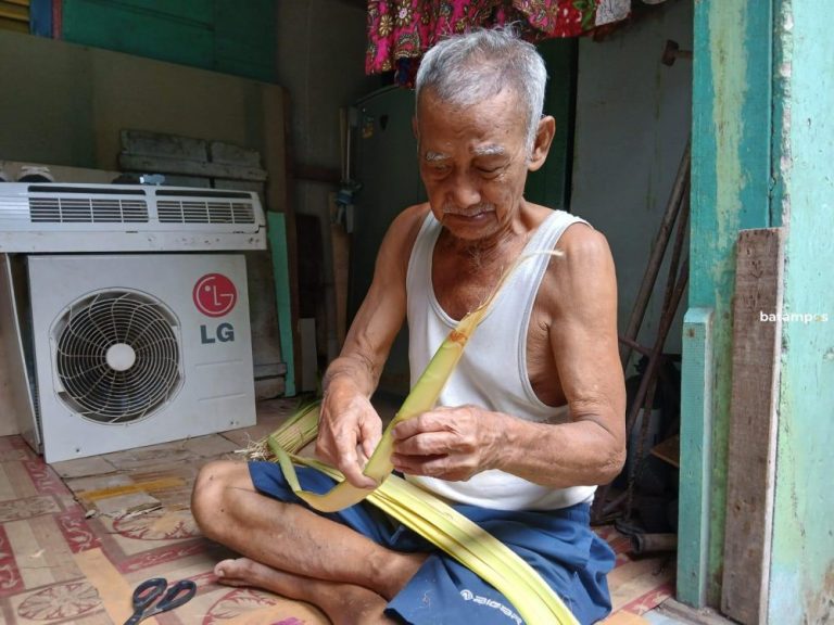 Kisah Sabran Menganyam Ketupat di Anambas, Menjaga Tradisi Idulfitri yang Mulai Dilupakan