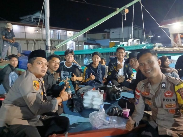 Arus Mudik Membeludak, Kapolsek Siantan Pantau Langsung Pelabuhan Pelabuhan Tarempa