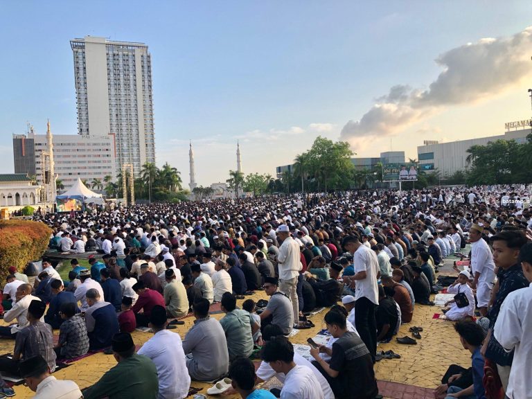 Ribuan Warga Batam Salat Id di Lapangan Engku Putri