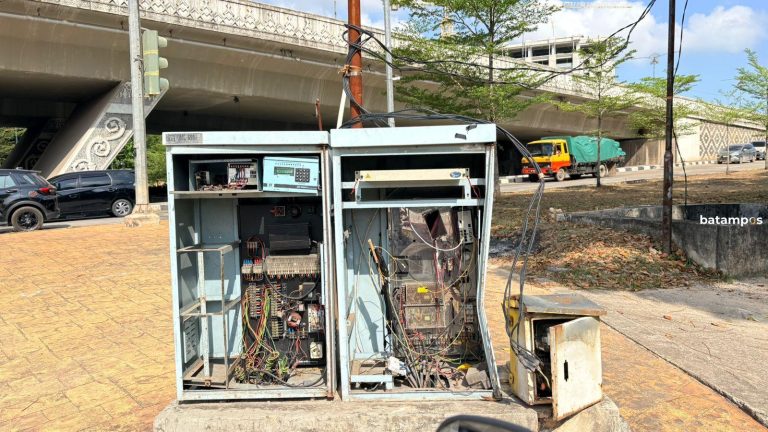 Komplotan Gasak Perangkat Lampu Merah, Terekam CCTV Pelaku Gondol Komponen Penting