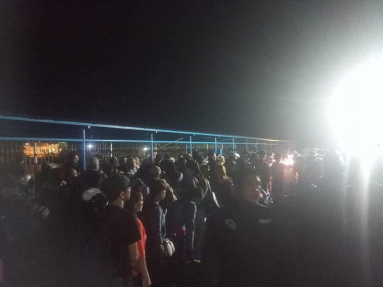 Kapal Penuh, Puluhan Kendaraan Tertahan di Pelabuhan Jagoh