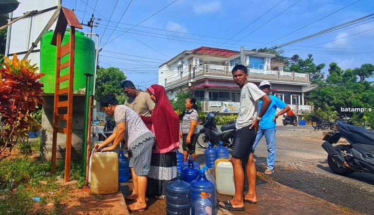 Kekeringan di Bintan, Warga Lobam Antre Bawa Galon Demi Dapat Air Bersih