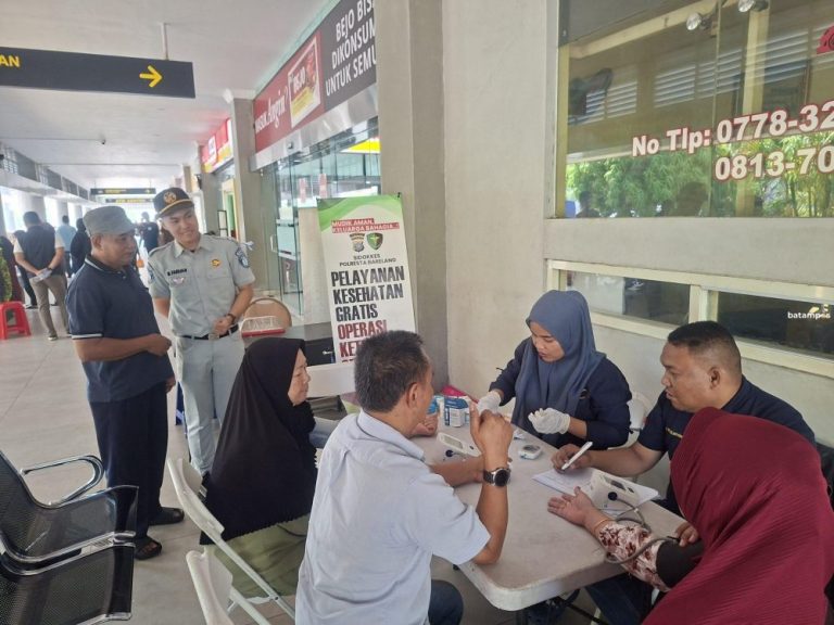Layanan Kesehatan Gratis di Pelabuhan Sekupang Diserbu Pemudik