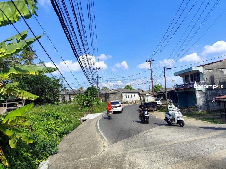 Kabel Semrawut di Tanjungpinang Ancam Pengendara, Warga Minta Ditertibkan