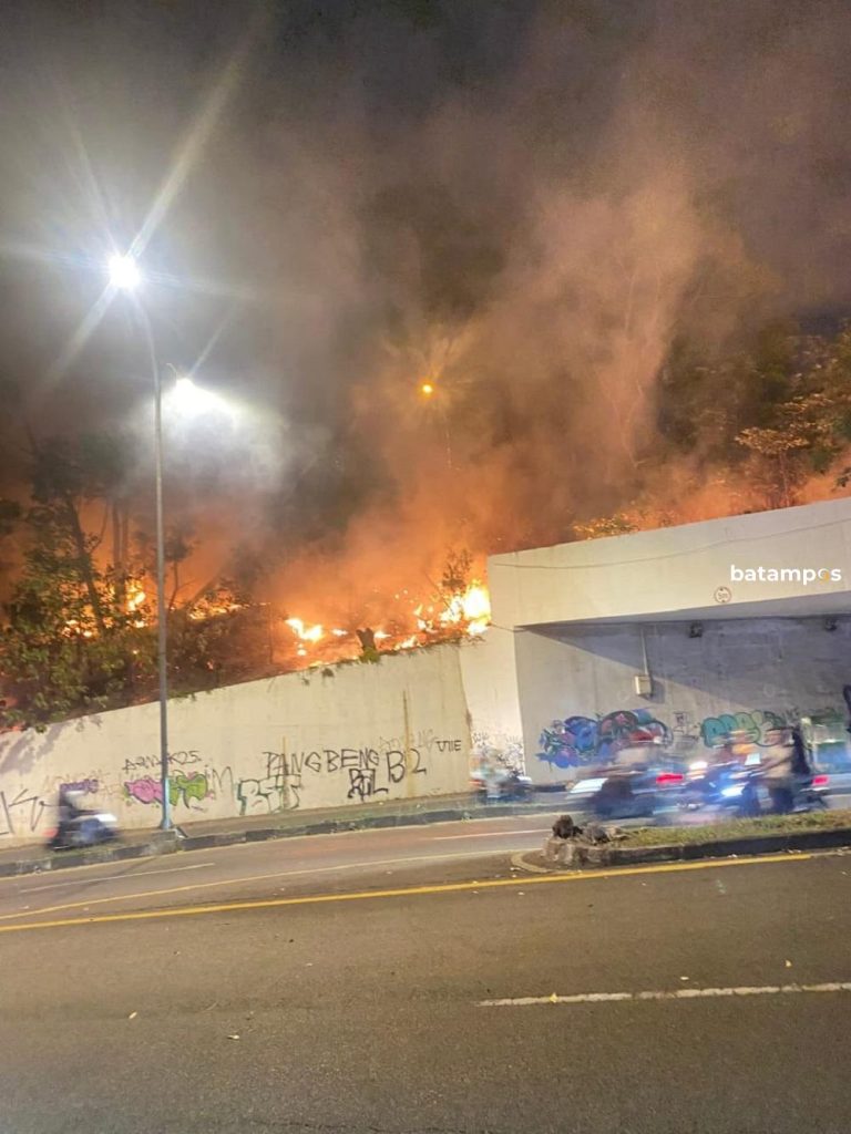 Lahan Kosong Dekat Terowongan Pelita Terbakar, Damkar: Diduga Sengaja Dibakar