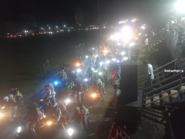 Puluhan Mobil Hias dan Ratusan Motor Padati Jalan Dabo Singkep di Malam Takbiran