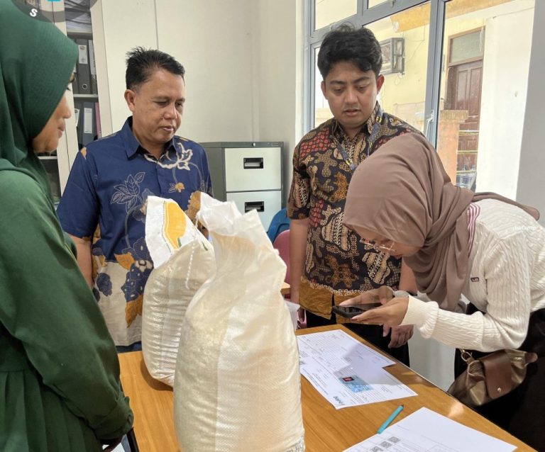Bulog Salurkan 90,9 Ton Beras dan 18 Ribu Liter Minyak untuk 4.545 Penerima Bantuan di Batam