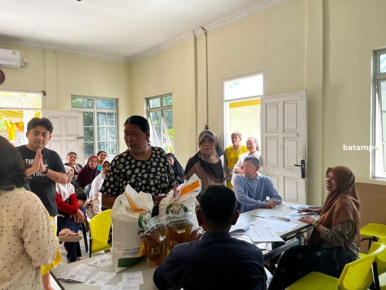Bulog Batam Salurkan Bantuan Pangan di Batam Kota, Ribuan Warga Terima Beras dan Minyak