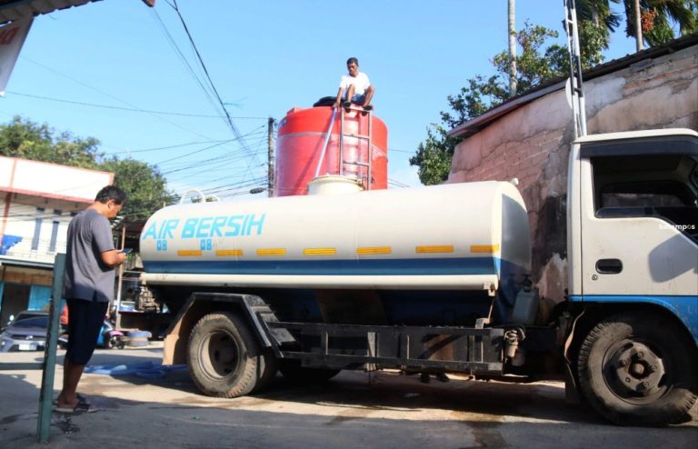 Aliran Air Belum Normal, Distribusi Air Bersih dari Truk Tangki Rutin ke Tanjung Sengkuang