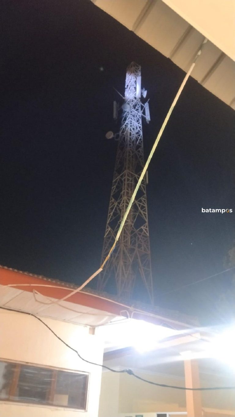 Pria 30 Tahun Nekat Panjat Tower Tengah Malam, Bawa Sajam dan Lukai Diri Sendiri