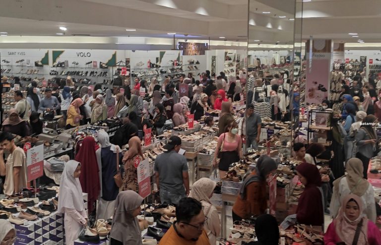 Jelang Lebaran, Penjualan Fesyen di Mega Mall Meningkat